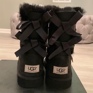 New Bailey Bow Uggs Kids Size 4 - Black